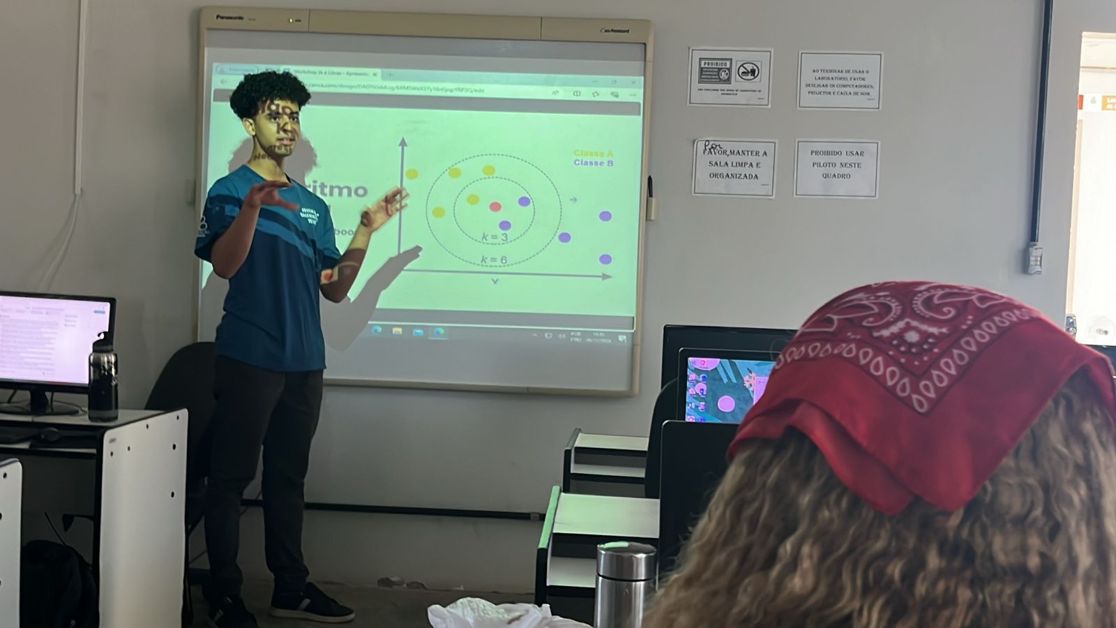 João teaching sign language at a school using Gestus
