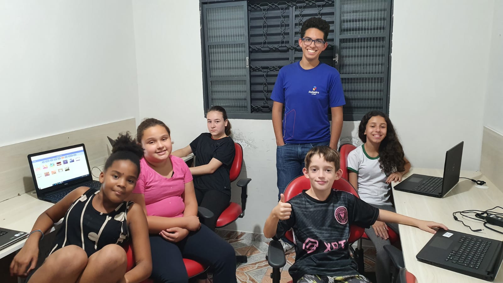 Renzo teaching sign language at a school using Gestus